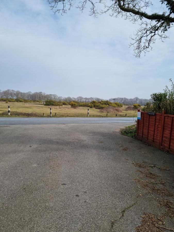 Lovely 2-Bedroom New Forest Apartment On A Farm نيو ميلتون المظهر الخارجي الصورة