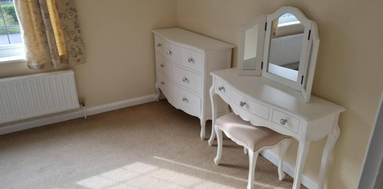 Lovely 2-Bedroom New Forest Apartment On A Farm نيو ميلتون المظهر الخارجي الصورة